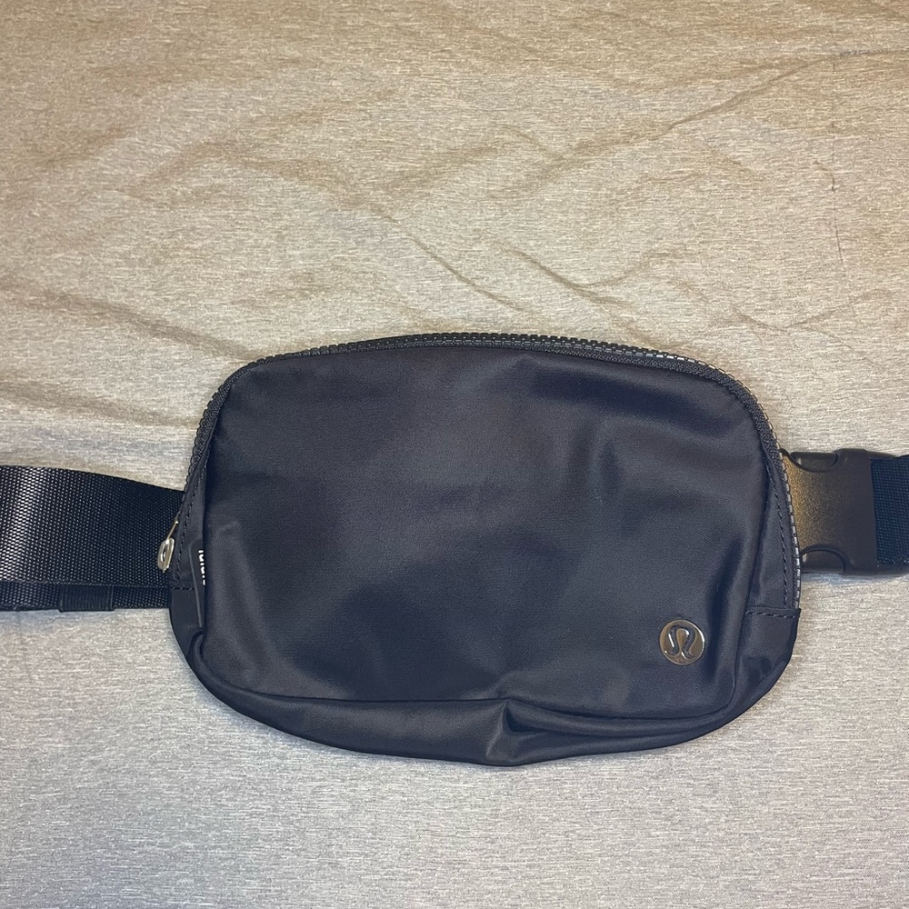 Lululemon Everywhere Belt Bag